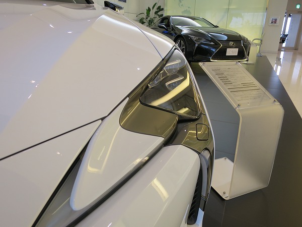 レクサス金沢御影に行ってきた。室内は広く「LC500／LC500h」のコラボ展示も