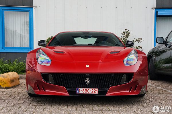シンプルだが美しい。オランダにてワインレッドカラーのフェラーリ「F12tdf」が目撃に