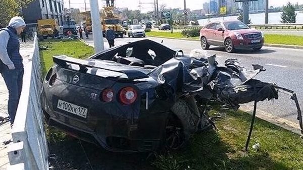奇跡の事故。日産「GT-R」が時速170km/hで電柱にクラッシュするも、軽傷レベル【動画有】