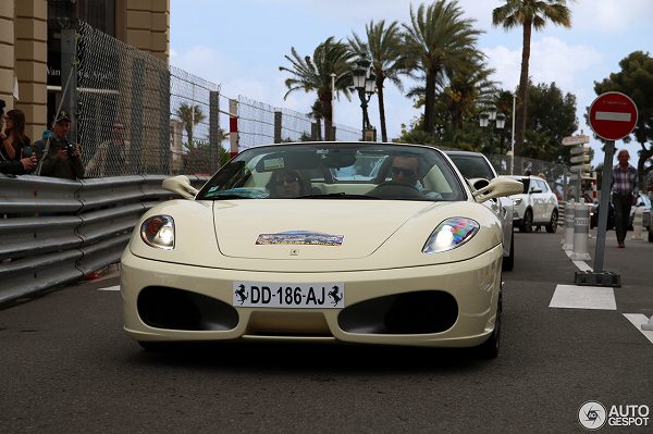 モナコにて、クリーム色のフェラーリ「F430・スパイダー」が目撃に。ナンバーにも跳ね馬