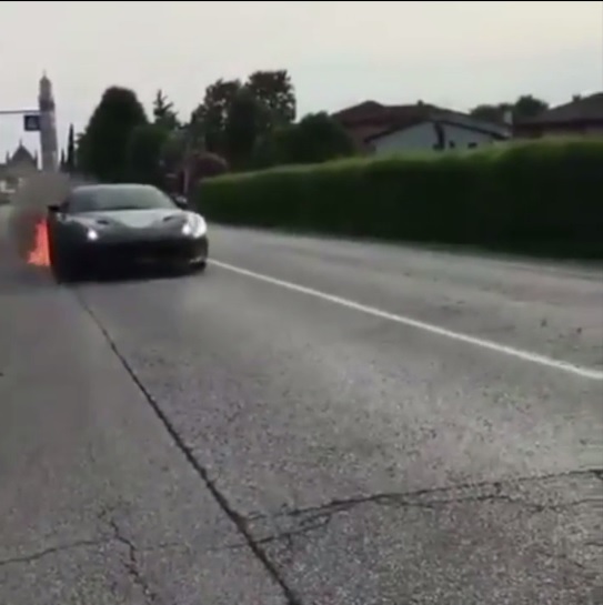 イベントにて、フェラーリ「F12tdf」が走行中にリヤが炎上。とりあえず車体は燃えなかった模様