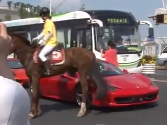 【悲報】中国にて、フェラーリ「458イタリア」が跳ね馬に蹴られる【動画有】