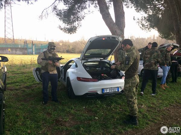 大事にしてくれよ。ローマにて、メルセデスベンツAMG「GT S」でサバゲーに向かう