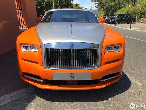 まさに遊ぶ車。フランスにて、オレンジとシルバーのロールスロイス「ドーン」が目撃に