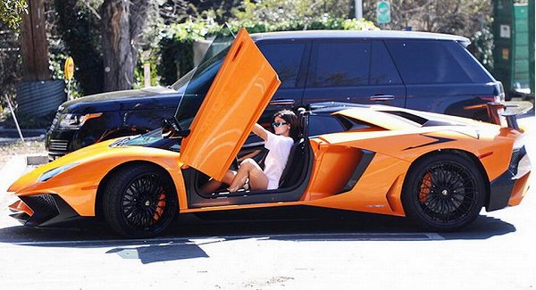 マジかよ。アメリカの人気ファッションモデル(19歳)の愛車がランボルギーニ「アヴェンタドールSV・ロードスター」だった件
