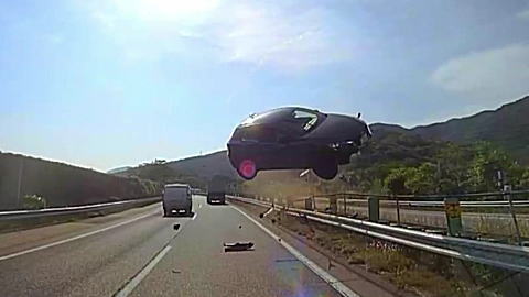 今朝、東名高速にて発生した事故の瞬間の映像が公開に。反対車線から車が飛出し、バスにめり込む【動画有】