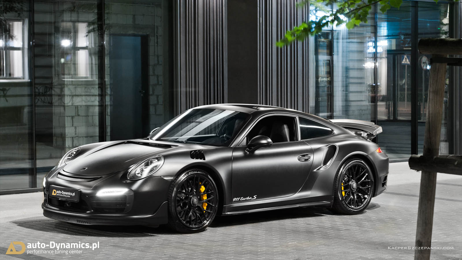 オートダイナミクスより、ポルシェ「911ターボS」をカスタムしたダークナイト仕様を公開に
