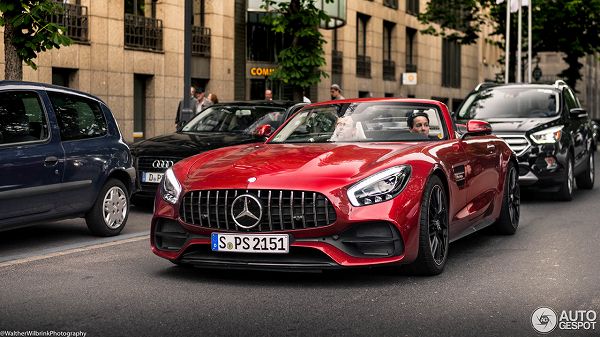 これは美しい。ドイツにて、ワインレッドのメルセデスベンツAMG「GT C・ロードスター」が目撃に