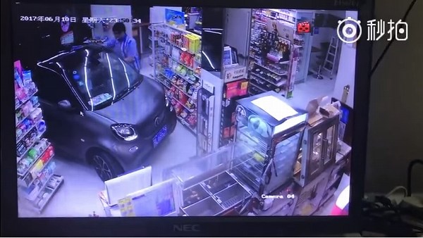 中国のコンビニにて、車で強引に店内へ。無理やりドライブスルー【動画有】