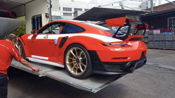 早速発見。ラヴァオレンジのポルシェ「911GT2RS」が目撃に、但しヴァイザッハ・パッケージは無し