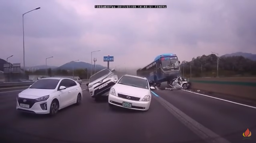 ソウルの高速道路にて、急行バスのドライバが居眠り運転で衝撃的な大事故が発生。これで何回目？【動画有】
