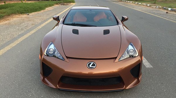 世界にたった一台のワンオフモデル。パールブラウンのレクサス「LFA」が中古市場に登場