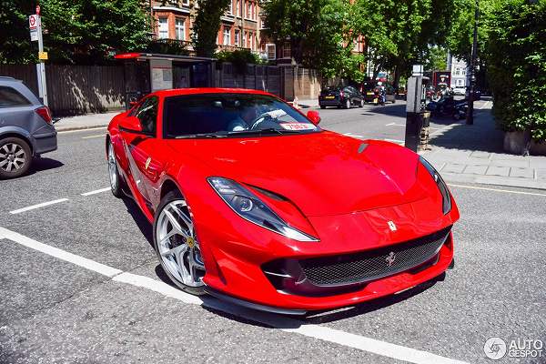 ロンドンにて、早くもフェラーリ「812スーパーファスト」が目撃に。恐らく展示車両と思われ