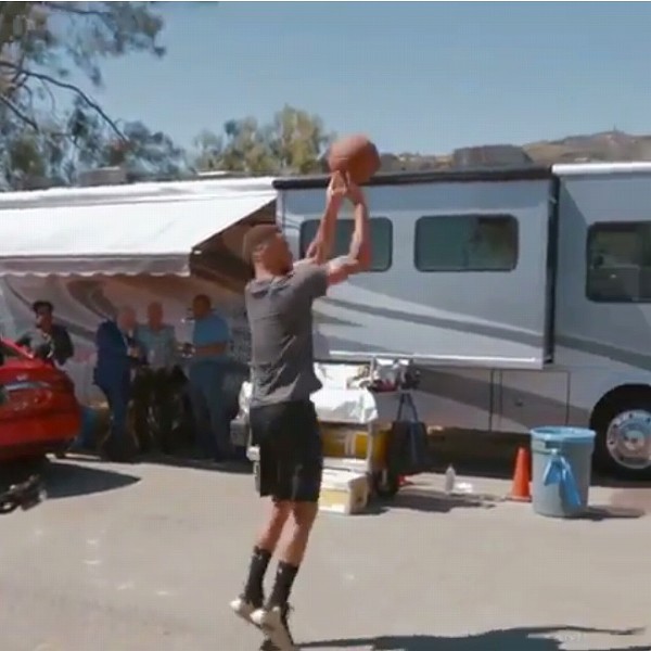 まさに3シューター。ステファンカリー選手がインフィニティ「Q50」のサンルーフ目掛けて3Pシュート【動画有】