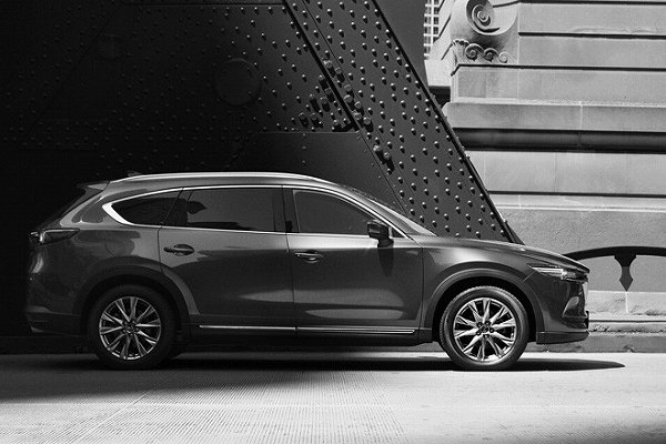 マツダ「CX-8」のティーザー画像が公開。やはりデザインベースは「CX-5」