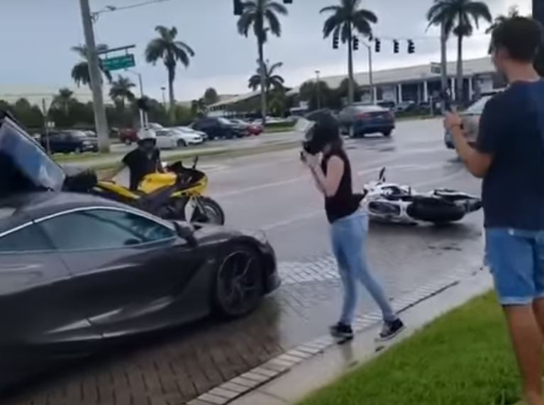 アメリカにて、マクラーレン「720S」がバイクとクラッシュ。ドライバは「720S」を置いて逃走【動画有】