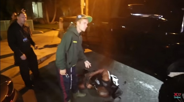 歌手のジャスティン・ビーバーが人身事故。発進するクルマに対して退かなかったカメラマンにも問題が【動画有】