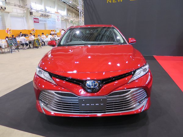 トヨタの新型「カムリ」を見てきた。外観、質感、商品力は間違いなくハイレベルに