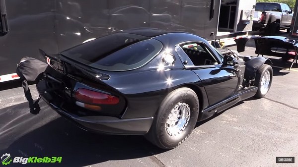 ツインターボ化したダッジ「ヴァイパー」がハーフマイルチャレンジ。後輪駆動最速を樹立【動画有】