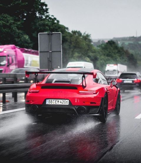 ポルシェ「911GT2RS」のが雨のアウトバーンを爆走。700馬力超えも走行性能はかなり安定？