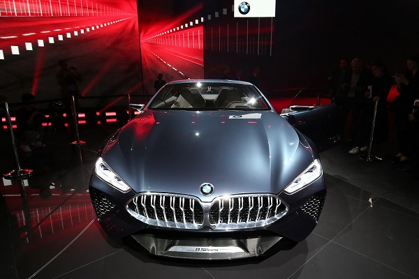 フランクフルトMにて、BMW「8シリーズ・コンセプト」が登場。キドニーグリルが複雑に