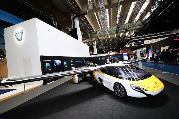 空飛ぶスポーツカー？！価格は約2億円、スロバキア発の「AeroMobil」がフランクフルトMにて登場