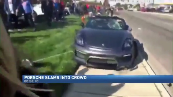 アメリカにて、ポルシェ「ボクスター」がクラッシュ。11人を巻込む事故に発展【動画有】