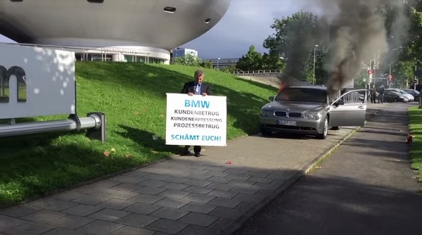 BMWオーナーが、BMW本社前で「7シリーズ」を意図的に炎上。これで4回目の模様【動画有】