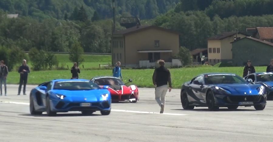 夢のV12頂上バトル。フェラーリ「812スーパーファスト」vsランボルギーニ「アヴェンタドールS」、どっちが速い？【動画有】