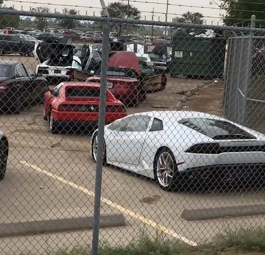 これ全部廃車。アメリカのハリケーン「ハービー」の被害によりランボルギーニやポルシェ等50万台が廃車待【動画有】