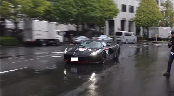 東京にて、フェラーリ創立70周年を記念して70台のフェラーリがパレードラン。生憎も雨もやはりフェラーリは美しかった件【動画有】