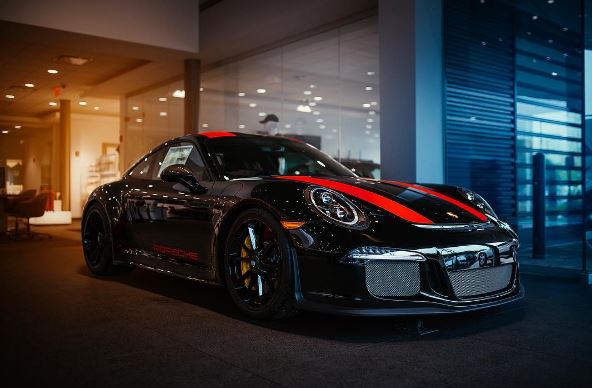 久々に登場したポルシェ「911R」。ブラックにレッドストライプのクラブスポーツ風