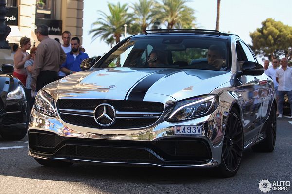 モナコにて、クロームシルバーにカスタムしたメルセデスベンツAMG「C63S」が登場。そして・・・