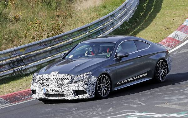 メルセデスベンツAMG「C63クーペ」フェイスリフト版の開発車両を捕捉。パナメリカーナグリル採用でその周りも一新する模様