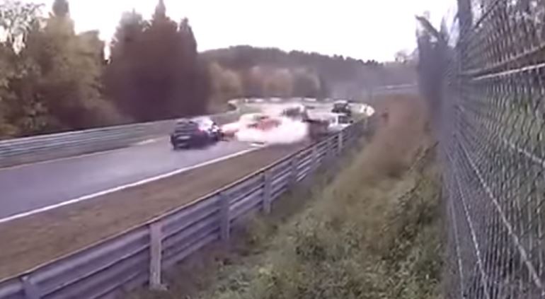 衝撃の瞬間。ニュルブルクリンクにて20台以上の車たちが事故っていく動画【動画有】