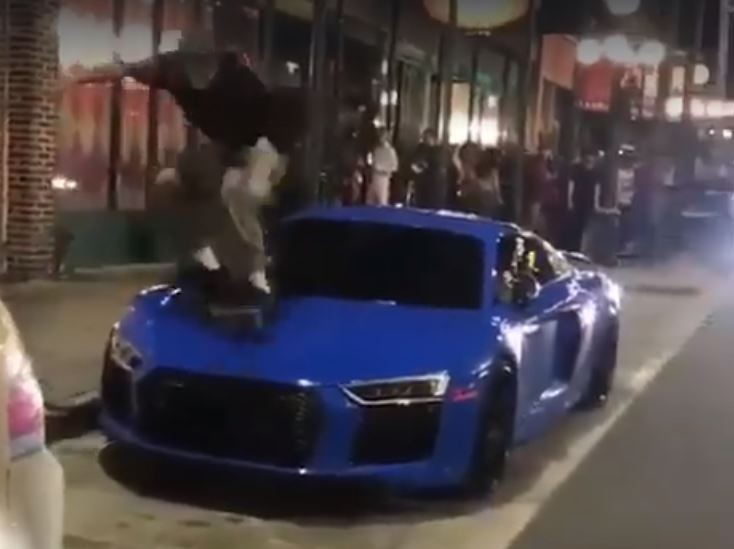 フロリダにて、スケートボーダーが失敗してアウディ「R8 V10 Plus」のフロントボンネットにアタック【動画有】