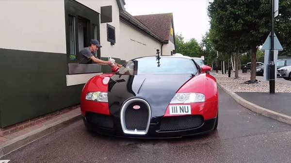 ブガッティ「ヴェイロン」でマクドナルドのドライブスルーを利用したら？想像以上に障害アリだった件【動画有】