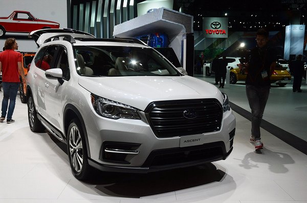スバルが3列シートSUV「アセント」を世界初公開。アメ車に負けないフルサイズ＆高品質走りを提供