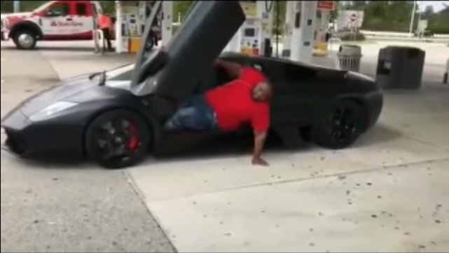 スーパーカーは体格を選ぶ？ランボルギーニ「ムルシエラゴ」の乗降りに苦戦する男性が話題に【動画有】