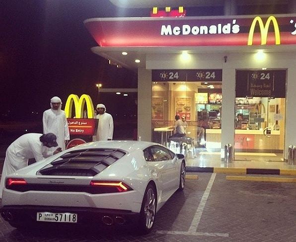 シュール過ぎるランボルギーニ達。中東とマクドナルド、ゴールドの「ヴェネーノ」等【動画有】