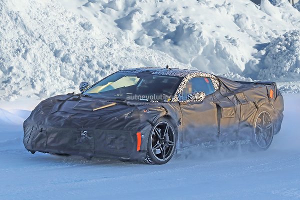 シボレーのミドシップスポーツ「コルベットC8」の開発車両を捕捉。エキゾーストパイプは両サイド2本出しへ