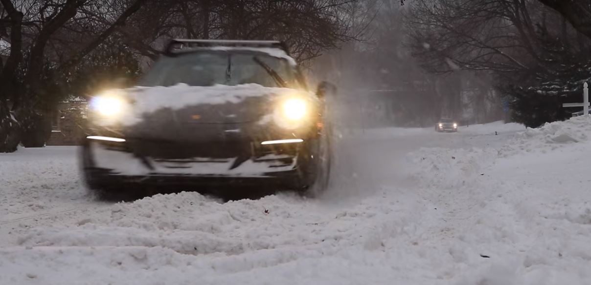 危険すぎるが嫌いじゃない。ポルシェ「911カレラ4S」vs「911カレラSカブリオレ」が雪道ドラッグレース【動画有】
