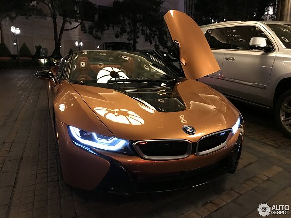 展示車かな？アメリカにて、ゴールドカラーのBMW「i8ロードスター」が目撃される