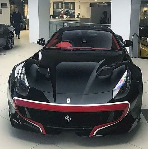 まるで不気味な笑顔。フェラーリディーラに謎のカスタムモデル「F12tdf」が展示中