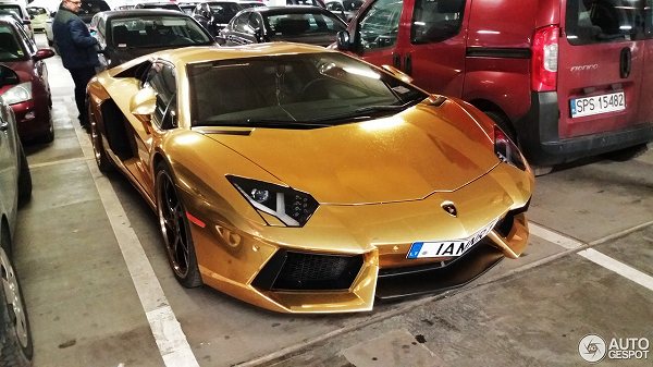 ポーランドにて、ルーフまでもゴールドのランボルギーニ「アヴェンタドール・ロードスター」が目撃に