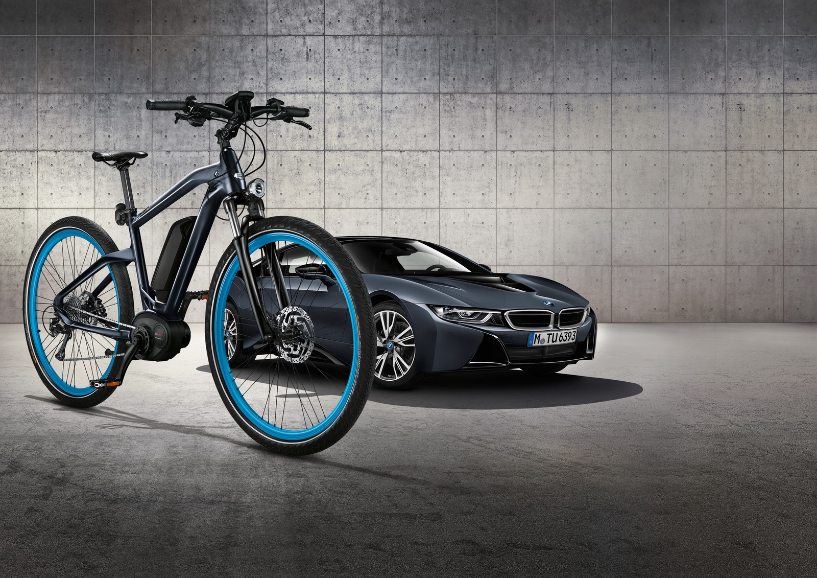 BMWがi8限定モデルと同様のカラー/コンセプトを持つ電動アシスト自転車を発表