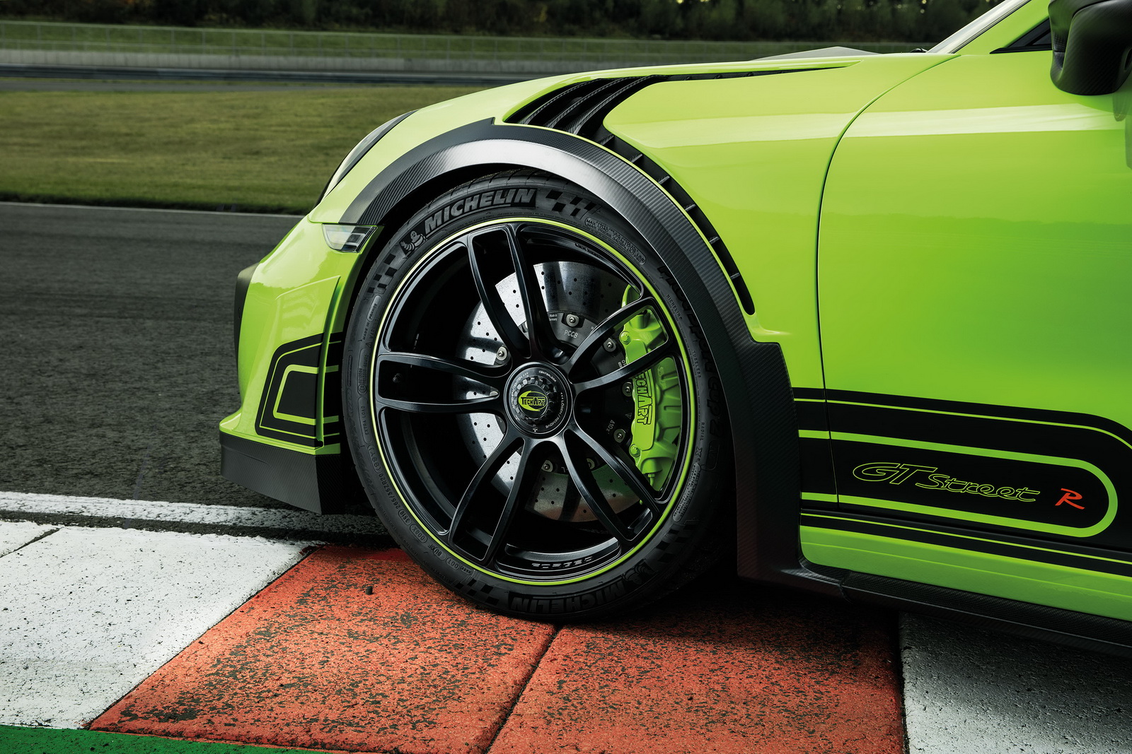 テックアート史上最強。アクティブエアロ＋最大720馬力の「911GTstreetR」発表