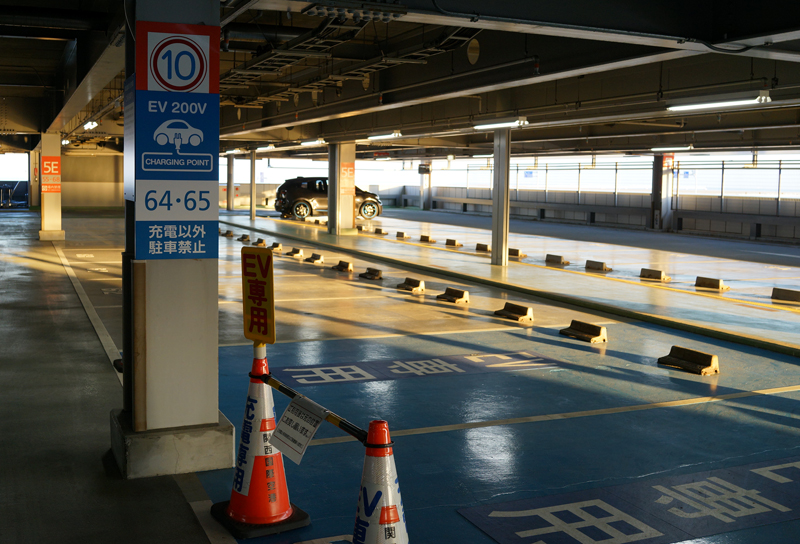 関西国際空港駐車場にEV専用駐車スペース、充電器が増加している件