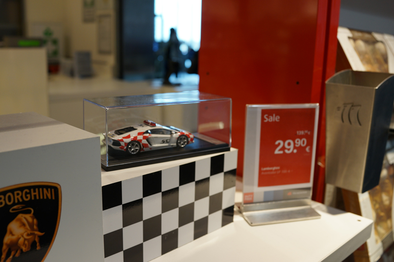 ボローニャからドバイへ。空港内のランボルギーニ、免税店のミニカー
