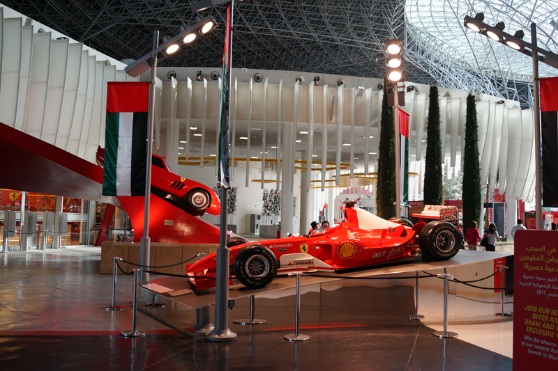 フェラーリ・ワールド・アブダビへ。館内に展示してある実車などを画像にて